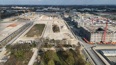 Auf diesem Baufeld im Neubaugebiet in Neufreimann im Münchner Norden will die Genossenschaft Kooperative Großstadt 110 Wohnungen bauen. Davon sollen 22 Sozialwohnungen sein. Doch eine Förderung steht auf der Kippe.