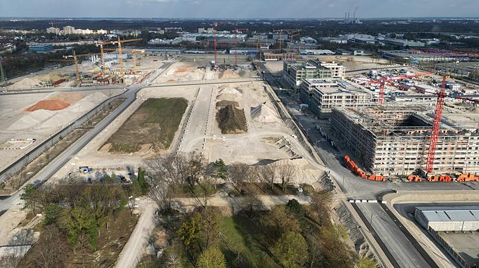Auf diesem Baufeld im Neubaugebiet in Neufreimann im Münchner Norden will die Genossenschaft Kooperative Großstadt 110 Wohnungen bauen. Davon sollen 22 Sozialwohnungen sein. Doch eine Förderung steht auf der Kippe.