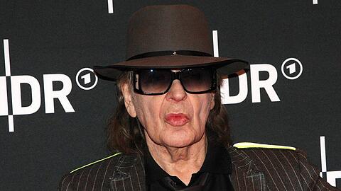 Nach den Berichten &uuml;ber seinen Krankenhausaufenthalt gibt Udo Lindenberg Entwarnung.