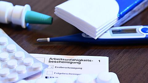 Nach einer DAK-Auswertung sank der Krankenstand im ersten Halbjahr leicht. (Archivbild)