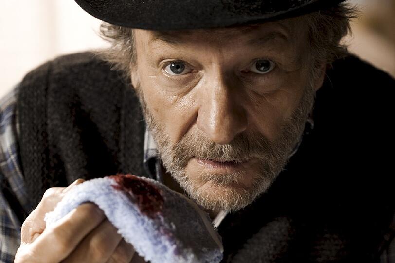 Kauziger Nachbar oder schlimmer Psychopath? Willy Kamrad (Franz Xaver Kroetz) gibt im ZDF-Thriller "Die Tote im Moorwald" Rätsel auf. Kauziger Nachbar oder schlimmer Psychopath? Willy Kamrad (Franz Xaver Kroetz) gibt im ZDF-Thriller "Die Tote im Moorwald" Rätsel auf.