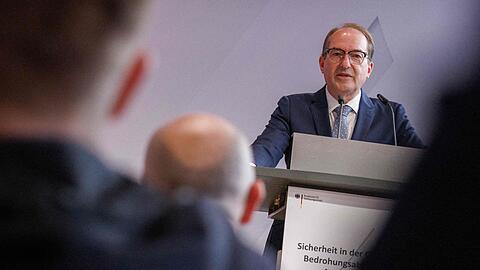 Bundesinnenminister Alexander Dobrindt sieht Deutschland in einem "Schattenkrieg".