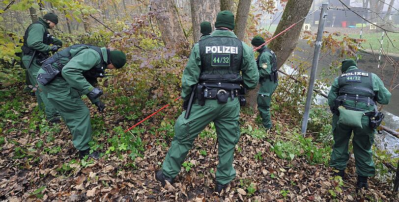 Polizisten suchten am Montag (31.10.2011)in und um den Augsburger Eiskanal nach Spuren, die möglicherweise zur Festnahme der Täter im Augsburger Polizistenmord führen können. In der Nacht zum Freitag (28.10.2011) war bei einer Schießerei ein Polizist getötet und eine weitere Beamtin verletzt worden. Die Täter flohen in ein großes Waldgebiet und wurden bisher nicht gefasst.