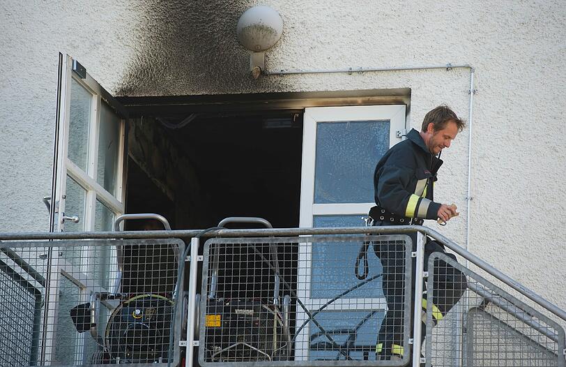 Das Feuer war nach Angaben der Polizei am Morgen aus bislang ungeklärter Ursache in diesem Zimmer des Mannes
ausgebrochen...