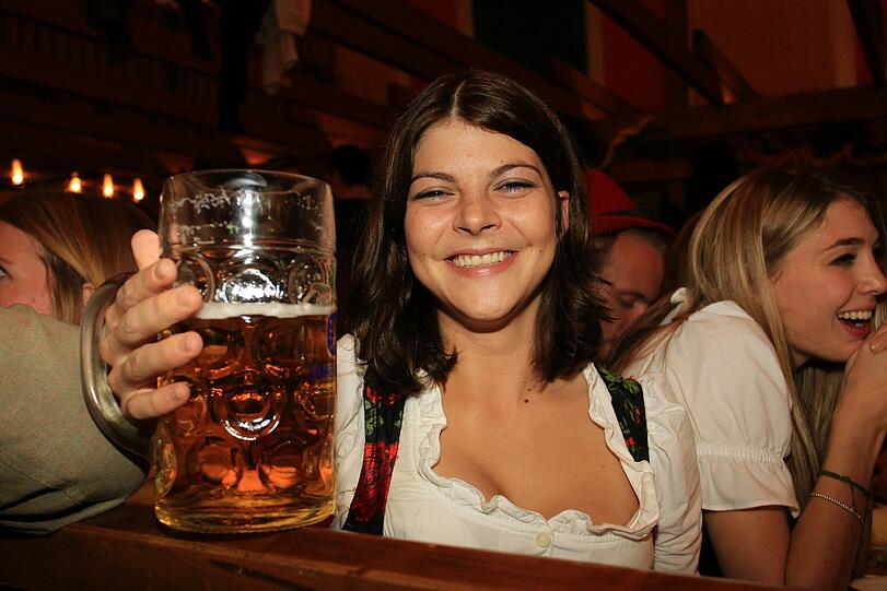 Ein Prosit der Gemütlichkeit von Julia Tewaag, der Tochter von Uschi Glas.