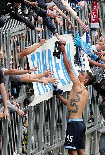 Versöhnlicher Abschluss einer turbolenten Saison: Nach dem überzeugenden 3:0 gegen Aalen bedankten sich die Löwen-Spieler am Sonntag bei ihren Fans für die Unterstützung. Die Bilder!