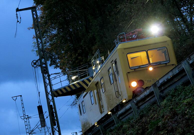 Ein Reparaturwagen der Bahn versucht die abgerissenen Stromleitungen der S-Bahnlinie in Ebenhausen-Schäftlarn im Landkreis München zu reparieren. Unwetter hatten dort in der Nacht Bäume entwurzelt, die auf die Bahnlinie gestürzt sind.
