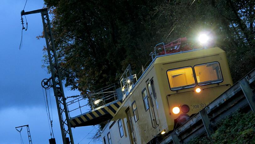 Ein Reparaturwagen der Bahn versucht die abgerissenen Stromleitungen der S-Bahnlinie in Ebenhausen-Schäftlarn im Landkreis München zu reparieren. Unwetter hatten dort in der Nacht Bäume entwurzelt, die auf die Bahnlinie gestürzt sind. Ein Reparaturwagen der Bahn versucht die abgerissenen Stromleitungen der S-Bahnlinie in Ebenhausen-Schäftlarn im Landkreis München zu reparieren. Unwetter hatten dort in der Nacht Bäume entwurzelt, die auf die Bahnlinie gestürzt sind.