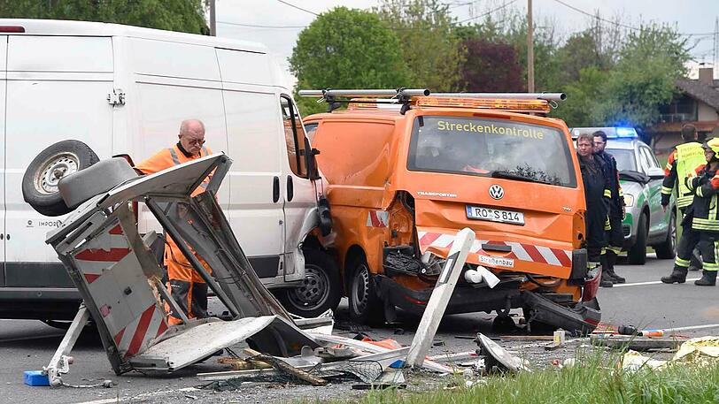Bei dem heftigen Aufprall wurde der Anhänger vollkommen zertrümmert und der Inhalt herausgeschleudert.