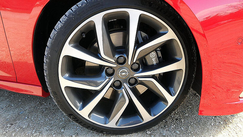 Michelin-Reifen, schicke 20-Zöller (gegen Aufpreis), Brembo-Bremsen: das Schuhwerk des GSi.