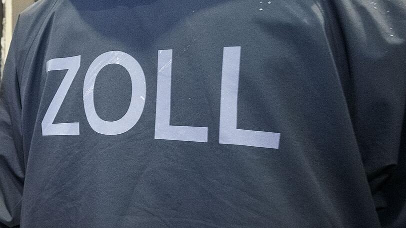 Weil der Reiseunternehmer seine Steuern nicht gezahlt hat, pfändete der Zoll prompt einen der Reisebusse. (Symbolfoto)