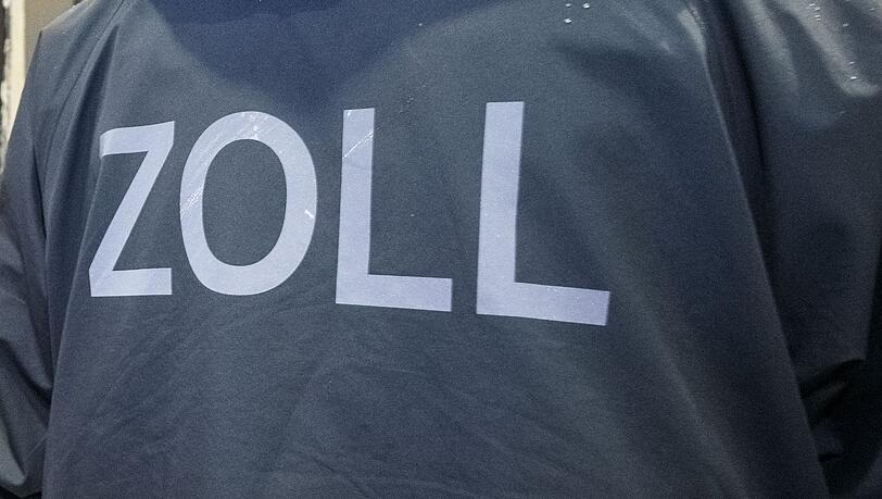 Weil der Reiseunternehmer seine Steuern nicht gezahlt hat, pfändete der Zoll prompt einen der Reisebusse. (Symbolfoto) Weil der Reiseunternehmer seine Steuern nicht gezahlt hat, pfändete der Zoll prompt einen der Reisebusse. (Symbolfoto)