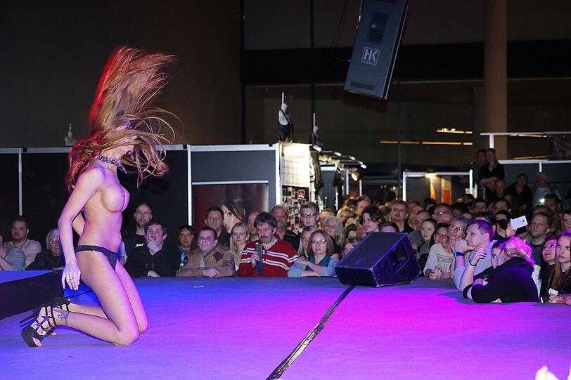 Von Freitag bis Sonntag gastierte die "Eros und Amore" in München: Zu sehen gab es viel Haut, Lack und Spielzeug. Die Bilder von der Erotikmesse.
