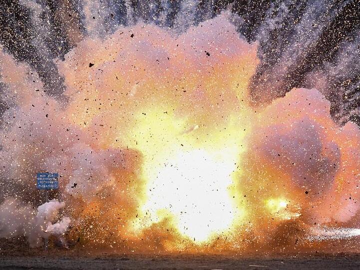 Noch Fragen zur Gefährlichkeit von Pyrotechnik? Auf einem Sprengplatz wird ein Karton voller illegaler Böller aus dem Ausland kontrolliert gesprengt.