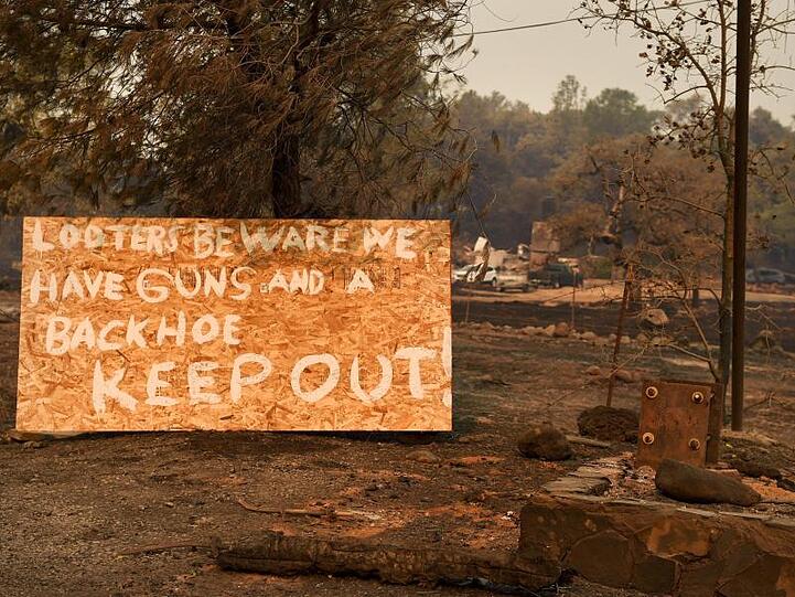 Der Ort Paradise nördlich von Sacramento gleicht nach dem "Camp"-Inferno einer Geisterstadt. An der Zugangsstraße warnen Grundstücksbesitzer Plünderer vor Diebstählen.