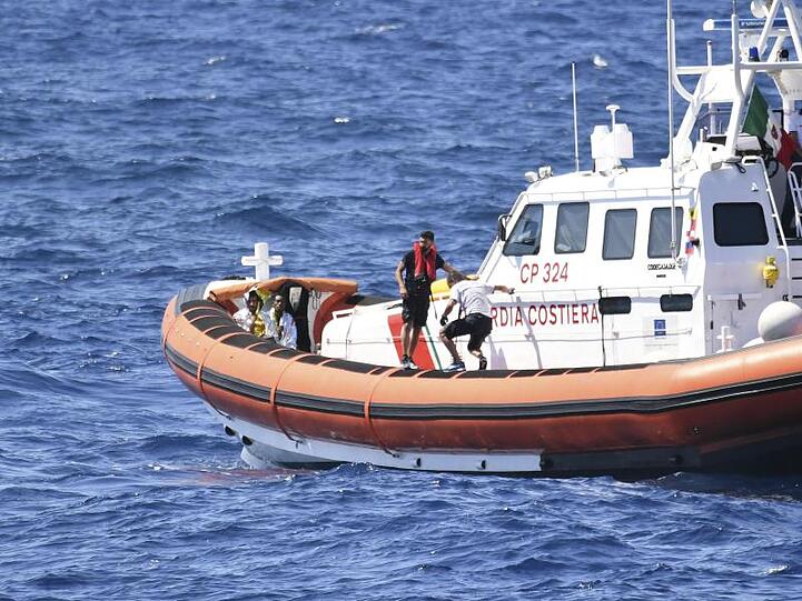Das Archivbild aus dem August zeigt ein Schiff der italienischen Küstenwache im Einsatz vor Lampedusa.