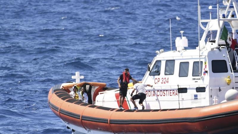 Das Archivbild aus dem August zeigt ein Schiff der italienischen Küstenwache im Einsatz vor Lampedusa.