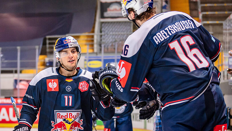Konrad Abeltshauser (rechts) gratuliert Frederik Tiffels, dem Torschützen zum 1:1.