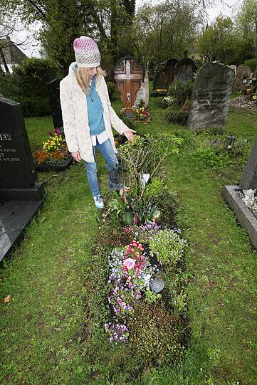 Annette Klammer am Grab ihrer Eltern Wilma und Heinz. Bis vor vier Wochen stand hier auch der dazugehörige gebrochene Grabstein, der nun teuer wieder aufgestellt werden muss.
