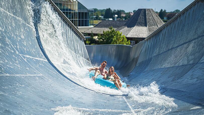 Riesigen Badespaß bietet die Big Wave Rutsche. Riesigen Badespaß bietet die Big Wave Rutsche.