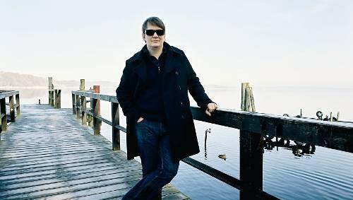 Sven Regener lächelt selten, ist aber ein Meister der melancholischen Komik. Aufgewachsen in Bremen übersiedelte der Musiker und mittlerweile Romanautor Anfang der 80er nach Berlin. Sven Regener lächelt selten, ist aber ein Meister der melancholischen Komik. Aufgewachsen in Bremen übersiedelte der Musiker und mittlerweile Romanautor Anfang der 80er nach Berlin.