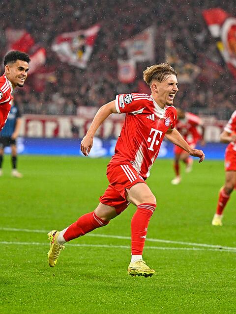 Der Karl-Knaller nach nur fünf Minuten: Der Bayern-Youngster krönt sein Solo mit einem Traumschlenzer zum 1:0, da staunen auch 3:0-Torschütze Diaz (l.) und Pavlovic (r.)