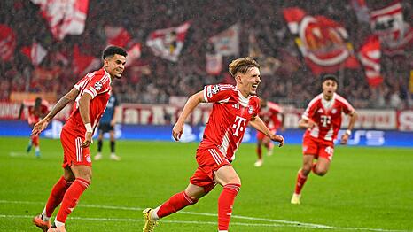 Der Karl-Knaller nach nur fünf Minuten: Der Bayern-Youngster krönt sein Solo mit einem Traumschlenzer zum 1:0, da staunen auch 3:0-Torschütze Diaz (l.) und Pavlovic (r.)