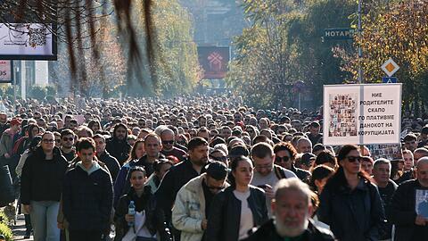 Viele Nordmazedonier machen Korruption als Hintergrund für den verheerenden Brand im Nachtclub von Kocani mit 63 Toten verantwortlich. Auch dies soll nun ein Prozess vor Gericht in Skopje klären.