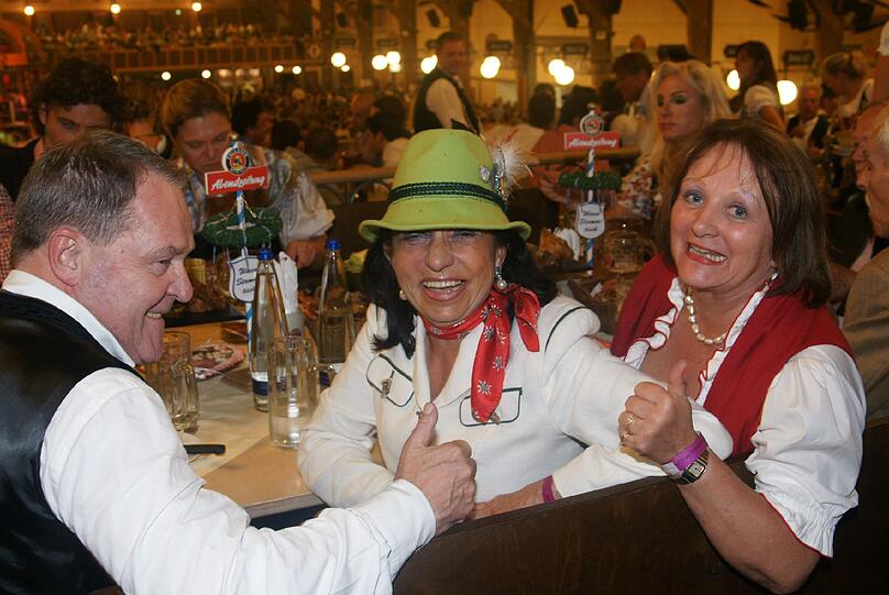 Unternehmerin Regine Sixt mit Bundesjustizministerin Sabine Leutheusser-Schnarrenberger, links sitzt Wolfgang Heubisch.