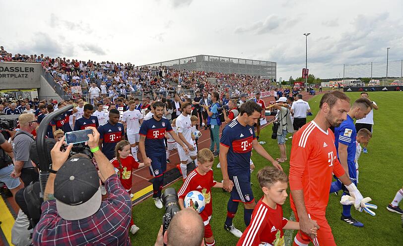 Schützenfest und Fanbetreuung: Die Bayern begeistern in Erlangen. Die Bilder vom Testspiel.