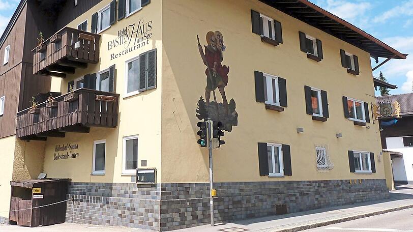 Das Hotel Bastenhaus am Tegernsee liegt direkt am Wasser. Doch wohnen kann hier derzeit keiner.