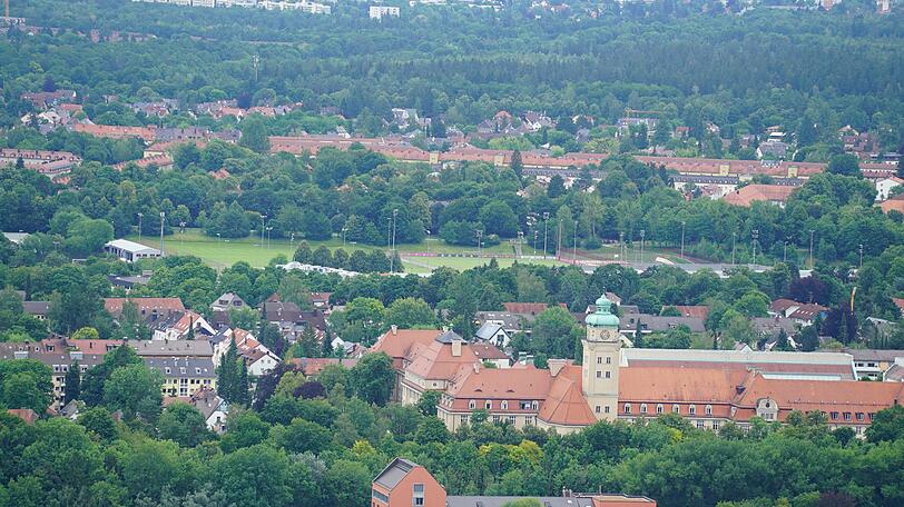 Schräg dahinter ist auch das Trainingsgelände des FC Bayern zu sehen.