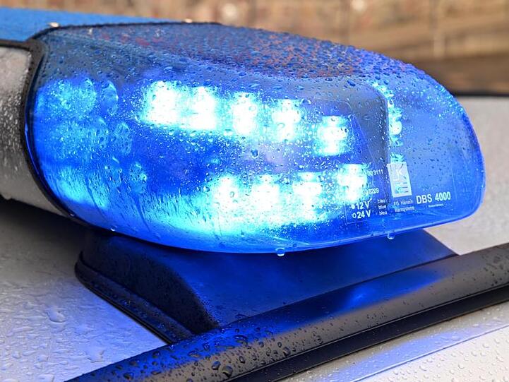 Ein Streifenwagen der Polizei steht mit eingeschaltetem Blaulicht. Foto: Carsten Rehder/dpa/Archivbild