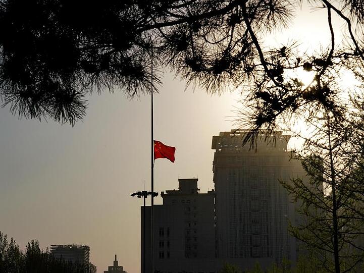 Eine chinesische Nationalflagge weht auf Halbmast.