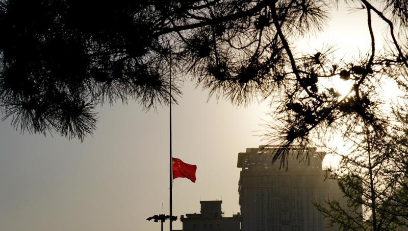 Eine chinesische Nationalflagge weht auf Halbmast. Eine chinesische Nationalflagge weht auf Halbmast.