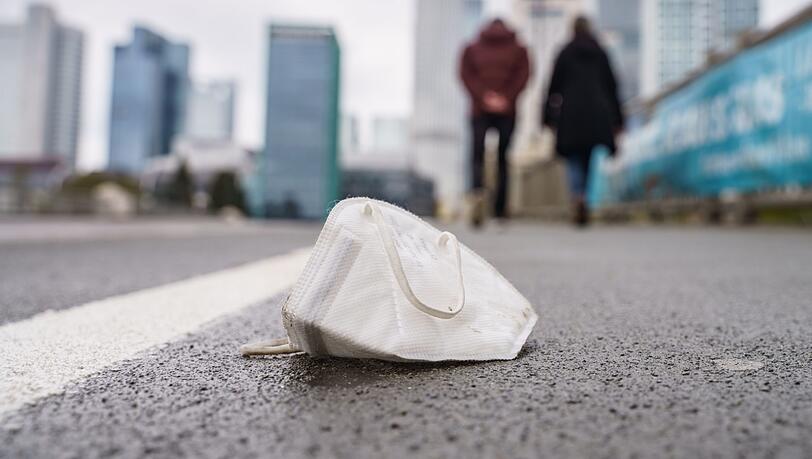 Die Maske ist derzeit fast überall ein Auslaufmodell, doch wenn es kalt wird, soll sie wieder verstärkt zum Einsatz kommen.