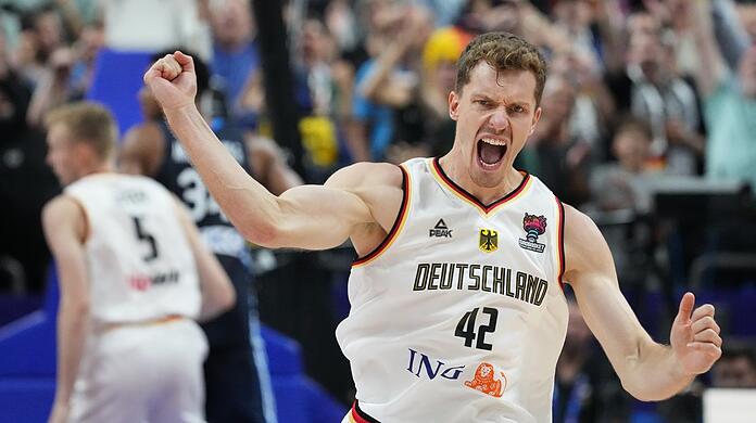EM-Halbfinale! Dreierspezialist Andreas Obst von den Bayern-Basketballern setzt sich mit Deutschland gegen Griechenland durch.