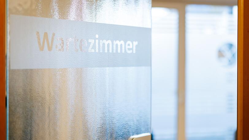 Ärzte fordern eine Strafgebühr für Patienten, die gebuchte Termine beim Arzt nicht wahrnehmen. (Archivbild)