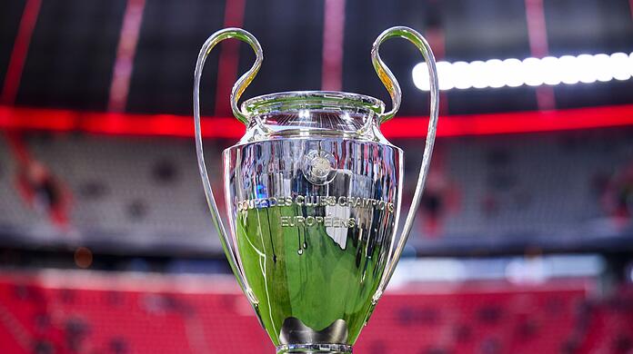 Der Champions-League-Pokal in der Münchner Allianz Arena.