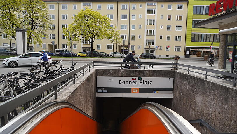 Sichtbeton, Granitplatten und orange als Leitfarbe: der Schwabinger U-Bahnhof Bonner Platz.