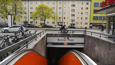 Sichtbeton, Granitplatten und orange als Leitfarbe: der Schwabinger U-Bahnhof Bonner Platz.
