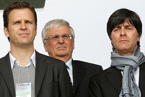 Einigen sie sich doch noch? Bundestrainer Joachim Löw (r), DFB-Präsident  Theo Zwanziger und Manager Oliver Bierhoff (l.)