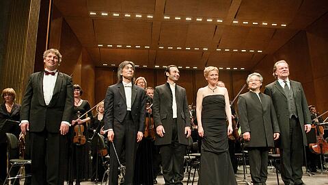 Kent Nagano (zweiter von links) und die umjubelten Sänger des Münchner "Parsifal" in Paris.
