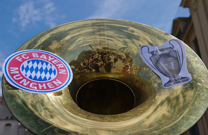 ... in optimistischer Vorfreude wurde das Logo des FC Bayern und der Champions League-Pokal auf?s Horn geklebt.