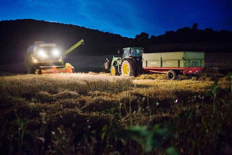 Horror-Unfall in Feldafing: Ein Traktor mit Mäh-Anhänger hat einen schlafenden Mann im Gras erwischt und getötet (Symbolfoto)