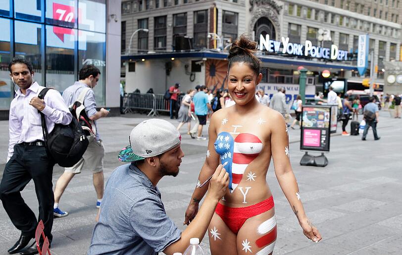 Bemalte Busen am Times Square. Die "Desnudas" sind New Yorks Bürgermeister ein Dorn im Auge.