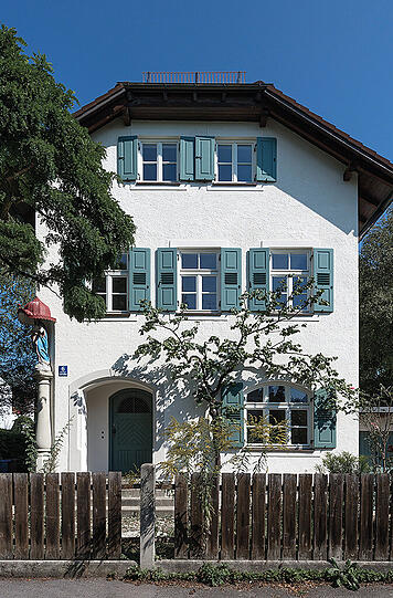 Apfelallee 6: 1897 erbaut, erfuhr das Atelierhaus nach einigen An- und Umbaumaßnahmen im Jahr 1981 eine Aufstockung bzw. Veränderung des Daches. Diese Aufstockung blieb ein unvollendetes Stückwerk.
