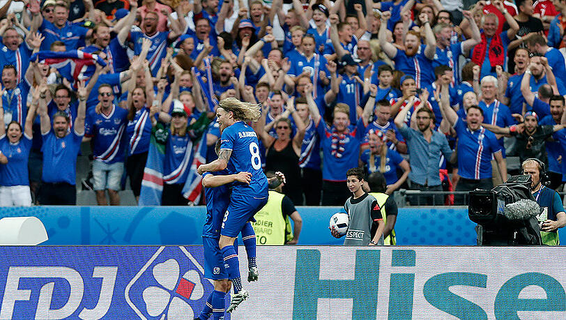Isländischer Jubel: Birkir Bjarnason und Arnor Ingvi Traustason. Isländischer Jubel: Birkir Bjarnason und Arnor Ingvi Traustason.