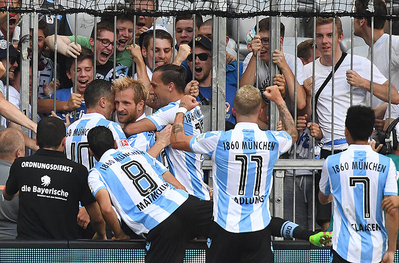 Ein erleichtertes-Löwen-Rudel: Stefan Aigner und Co. bejubeln die 1:0-Führung des TSV 1860 - der Rückkehrer höchstpersönlich hat zugeschlagen.