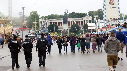 Sichtbar präsent: Polizisten am ersten Wochenende auf der Festwiese.
